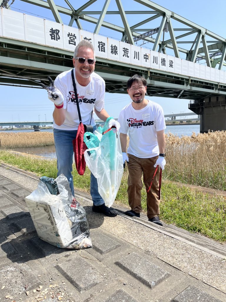 Tokyo Disney Resort VoluntEARS clean trash with local community