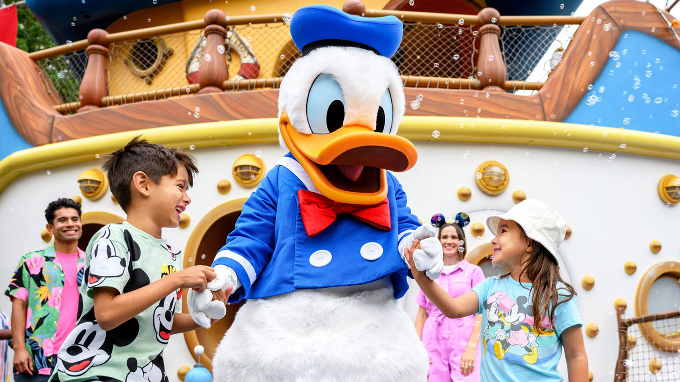 Donald Duck walking with Park guests