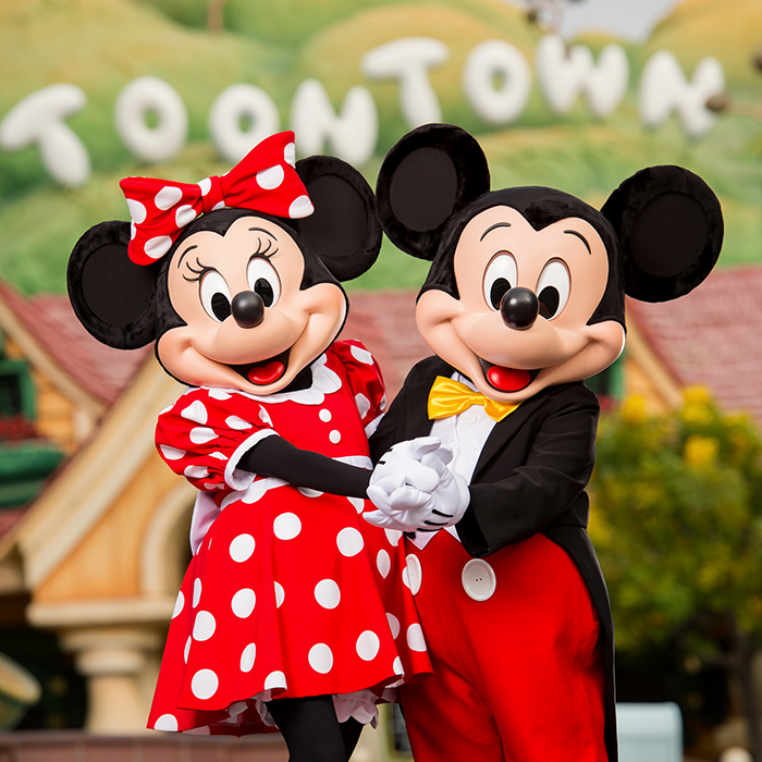 Mickey and Minnie Mouse in front of Toontown sign at Disneyland Park