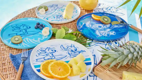 Dishes with a tropical Lilo and Stitch design.