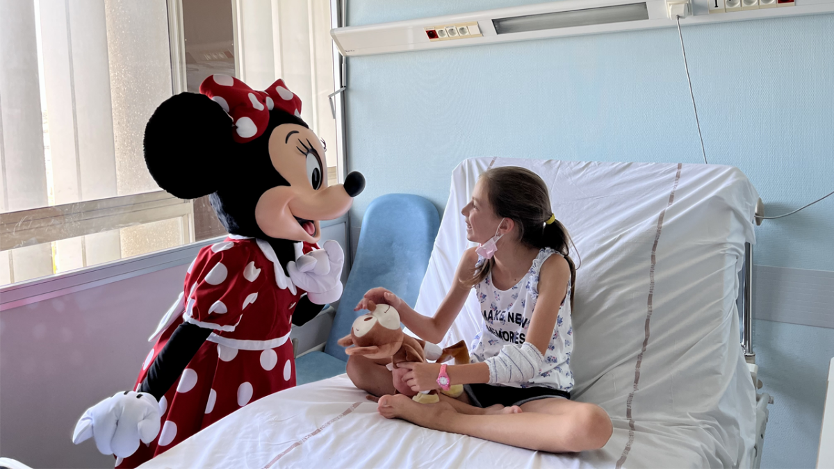 Minnie Mouse visits a tween girl in her hospital room.