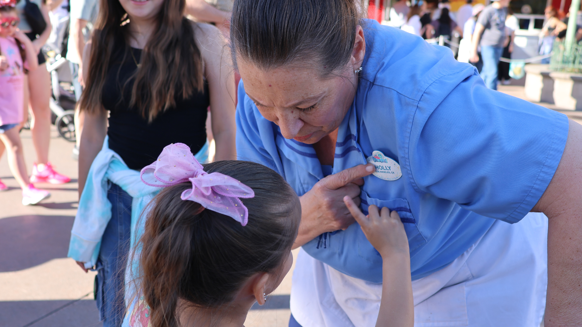 Holly channels her experience as a preschool instructor and helps a younger guest sound-out the letters in her name.